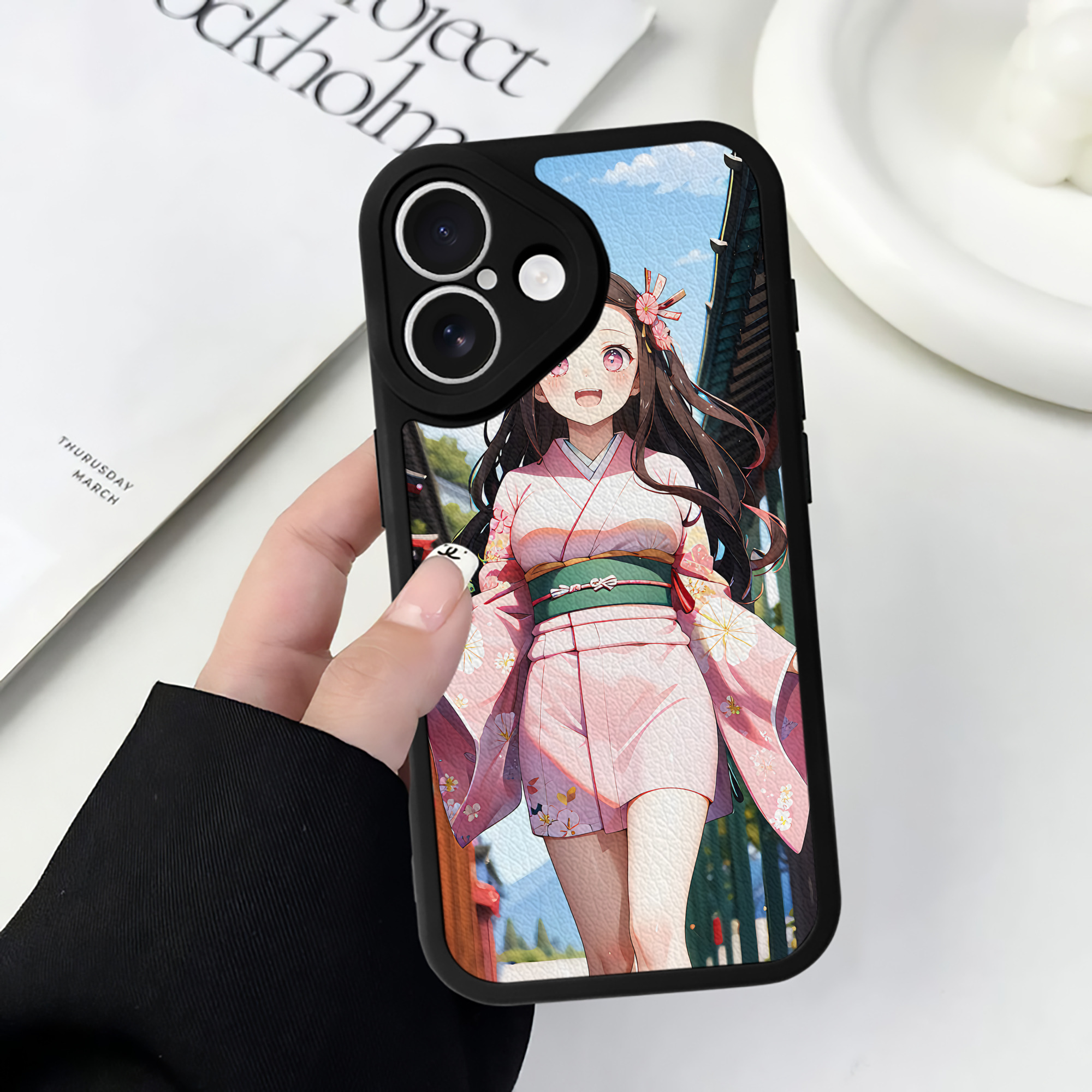 （画像用） 鬼滅の刃（きめつのやいば）竈門 禰󠄀豆子／かまど ねずこ Kamado Nezuko 【iPhone 16シリーズ対応】シリコンスマホケース（レザー調） 材質：シリコン
